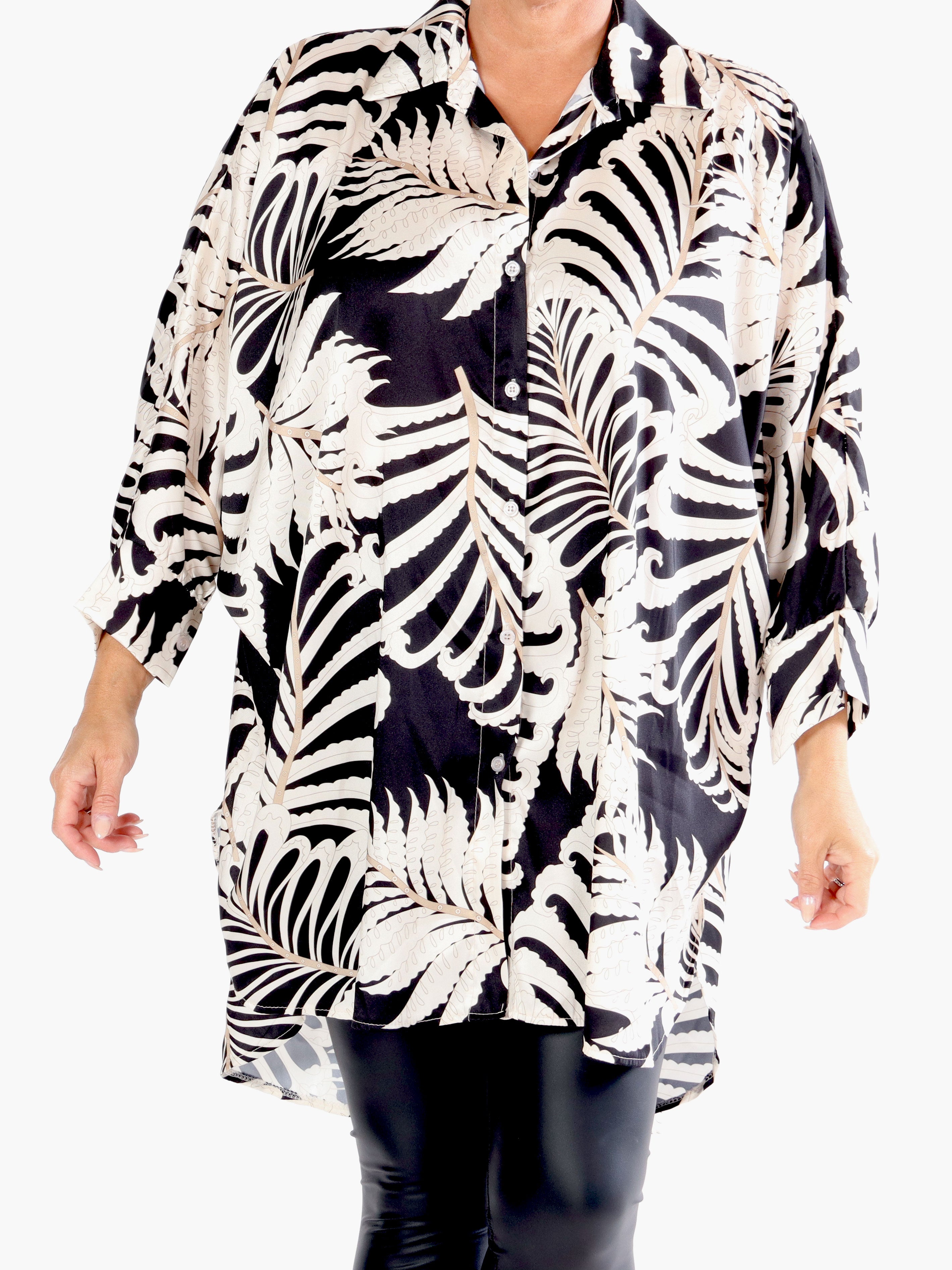 Wilma - Plus size skjortekjole i silkelook med mønster